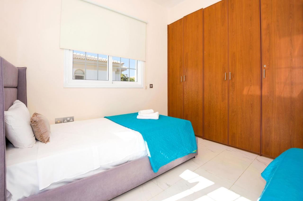 Villa Oceania - Beachfront Паралимни Екстериор снимка