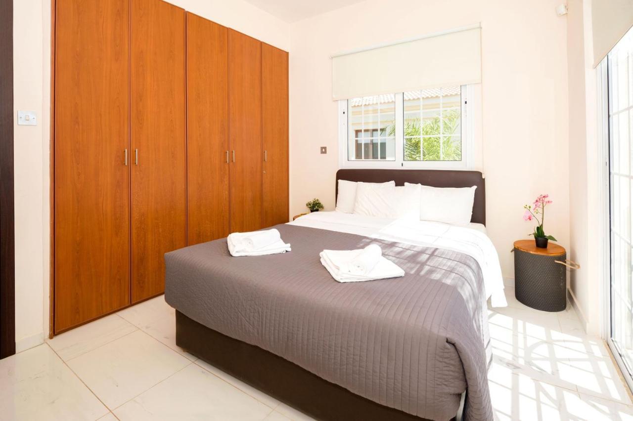 Villa Oceania - Beachfront Паралимни Екстериор снимка