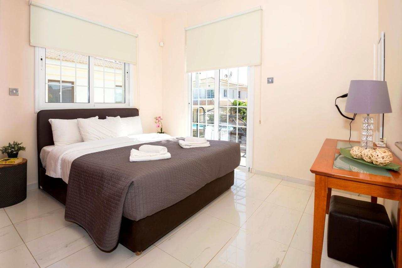 Villa Oceania - Beachfront Паралимни Екстериор снимка