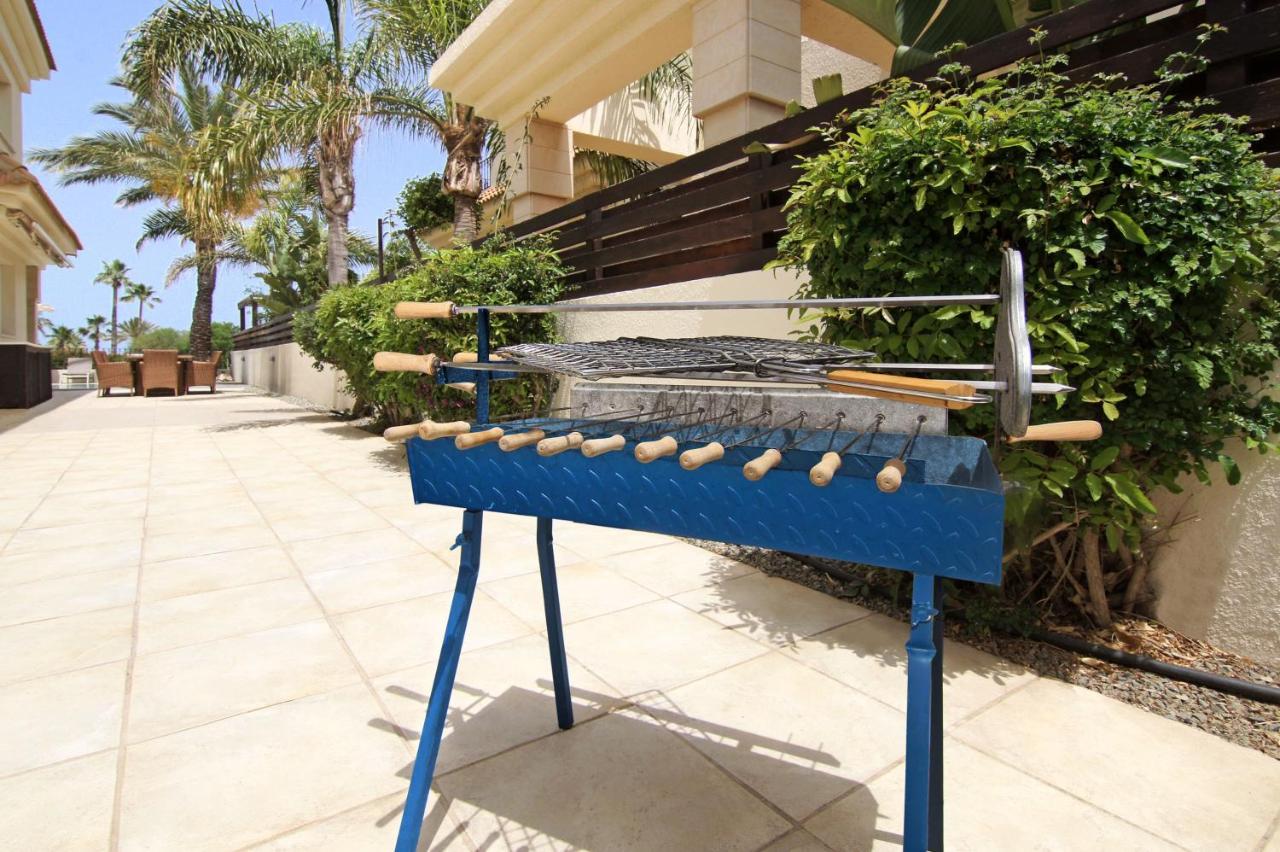 Villa Oceania - Beachfront Паралимни Екстериор снимка