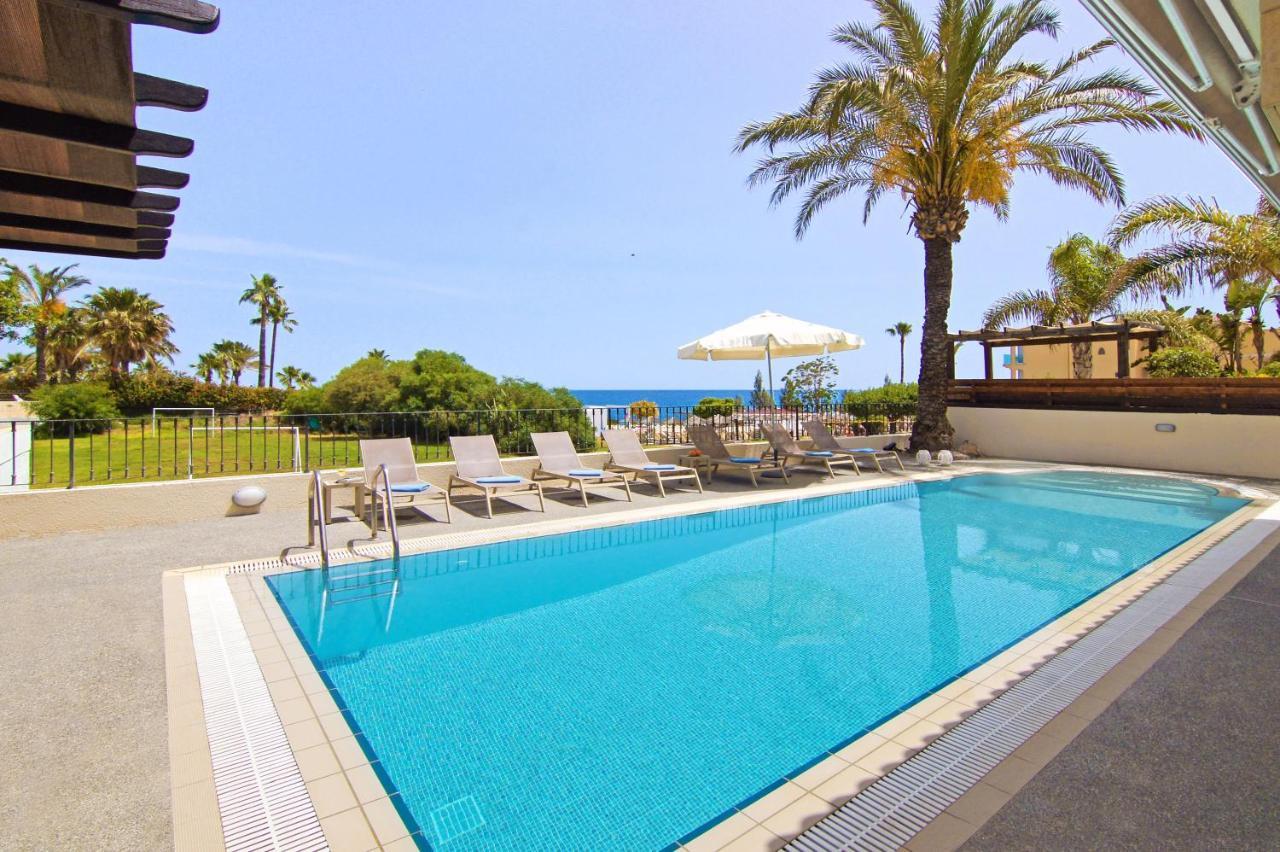 Villa Oceania - Beachfront Паралимни Екстериор снимка