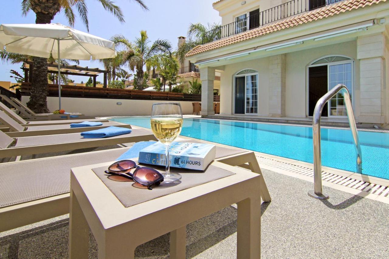 Villa Oceania - Beachfront Паралимни Екстериор снимка