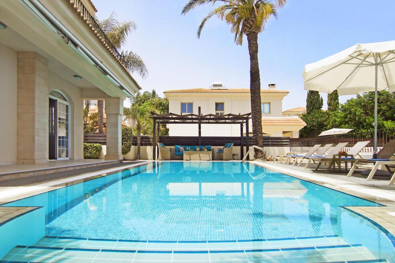 Villa Oceania - Beachfront Паралимни Екстериор снимка