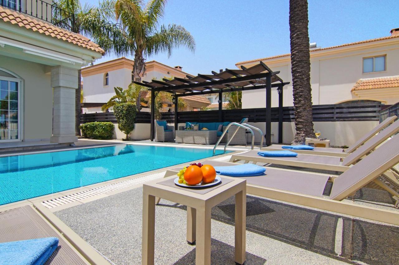 Villa Oceania - Beachfront Паралимни Екстериор снимка