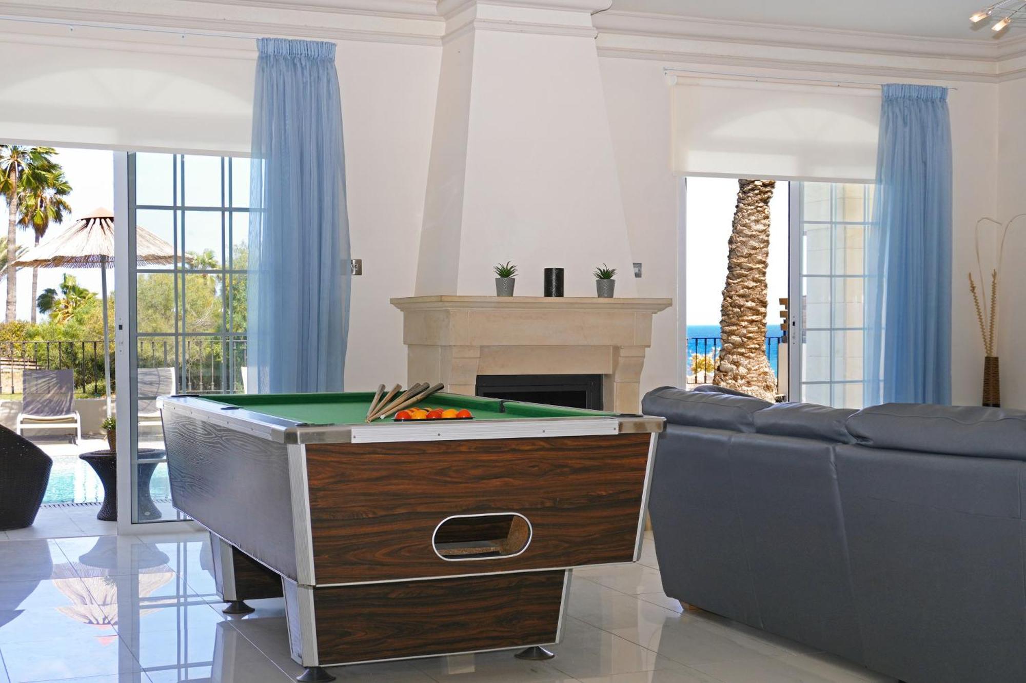 Villa Oceania - Beachfront Паралимни Екстериор снимка